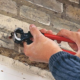 Slamma tegel: Ta bort skruvar och spikar Slamma tegel: Ta bort skruvar och spikar